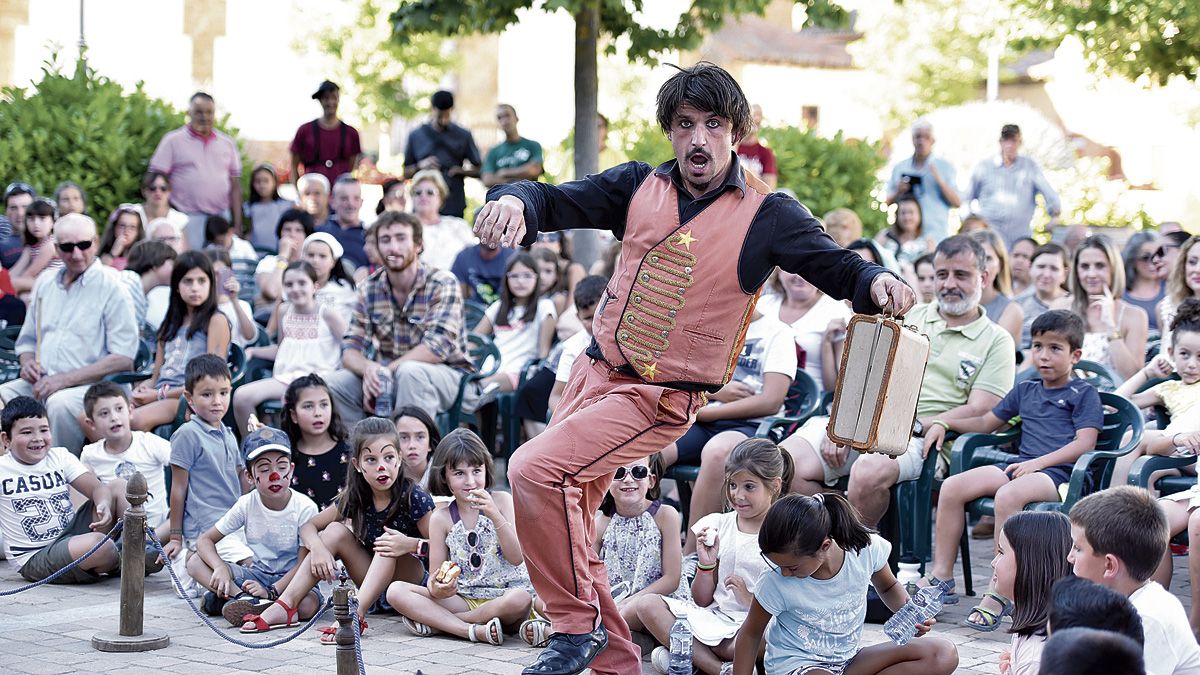 Las actuaciones de payasos en la calle no dejan tiempo al descanso en Gordoncillo durante su Feria del Vino. | SAÚL ARÉN