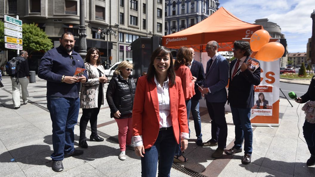 Gemma Villarroel en la carpa de Ciudadanos en el centro de la ciudad. | SAÚL ARÉN