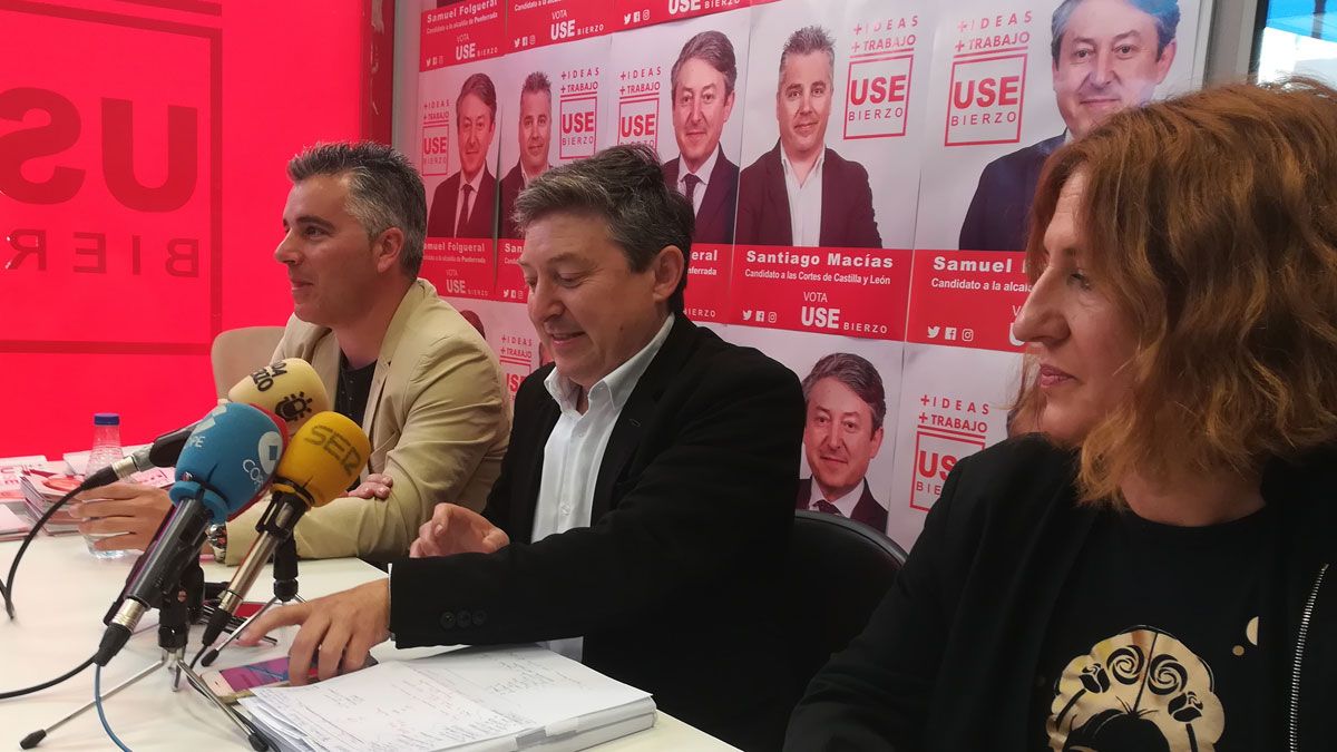 Folgueral, en el centro, junto a Santiago Macías, candidato a las Cortes, y Cristina López Voces. | D.M.