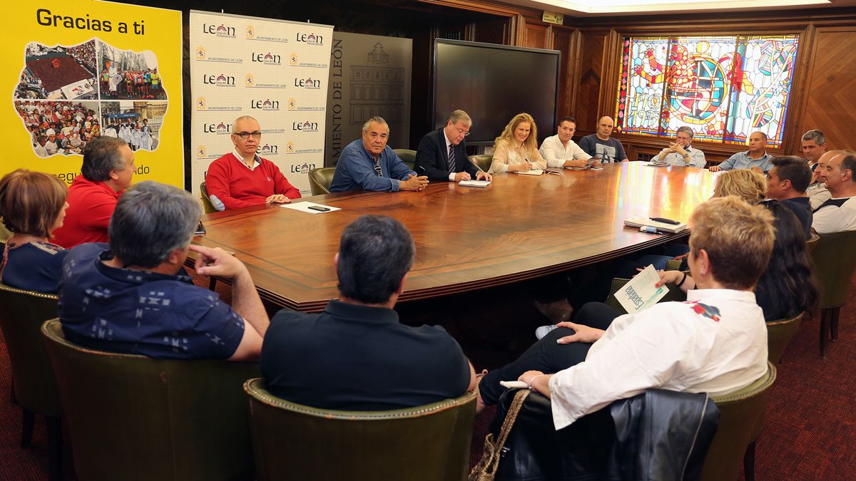 Un instante de la reunión del alcalde de León, Atnonio Silván, con los representantes sindicales. | CÉSAR