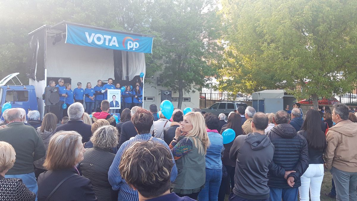 Un momento del acto celebrado este viernes en Villaobispo. | L.N.C.