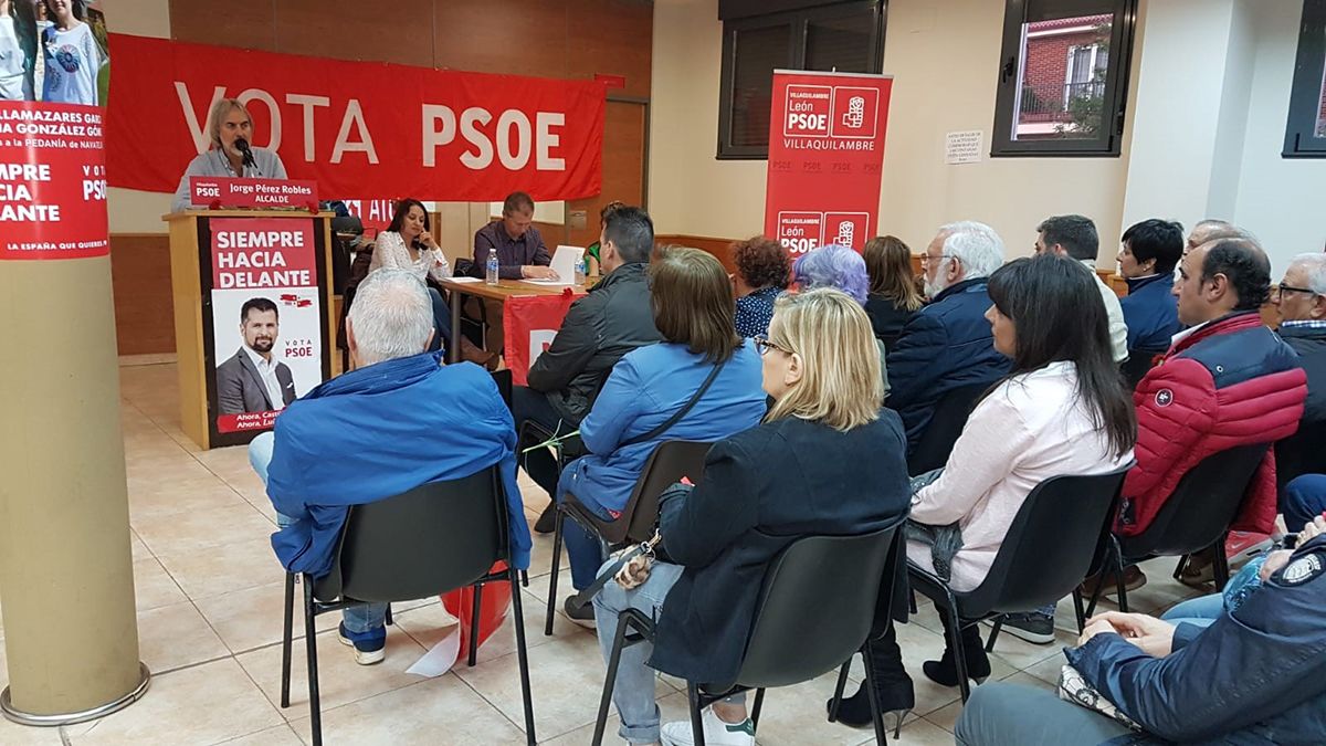 Un momento del acto celebrado en Villaobispo por el PSOE. | L.N.C.