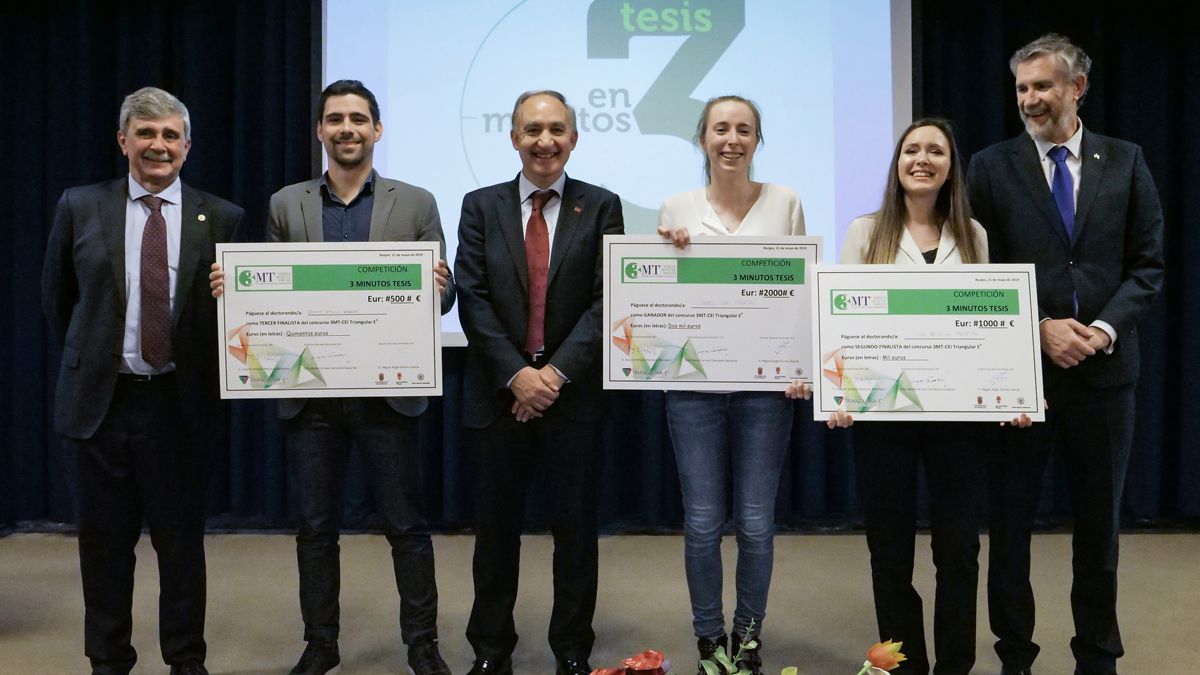 Los tres doctorandos de la Universidad de León posan con sus cheques del concurso autonómico. | L.N.C.