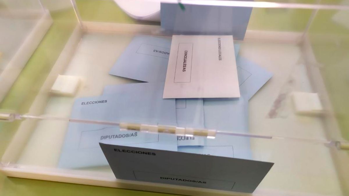 Una de las primeras votantes de Zamora se equivocó de urna a la hora de depositar la papeleta municipal. | ICAL