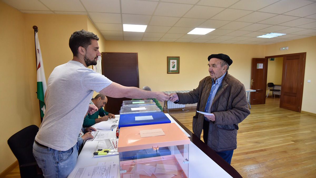 Isaac, de Alcuetas y votando en Villabraz, la cabecera de su municipio, por segunda vez en su vida. | SAÚL ARÉN