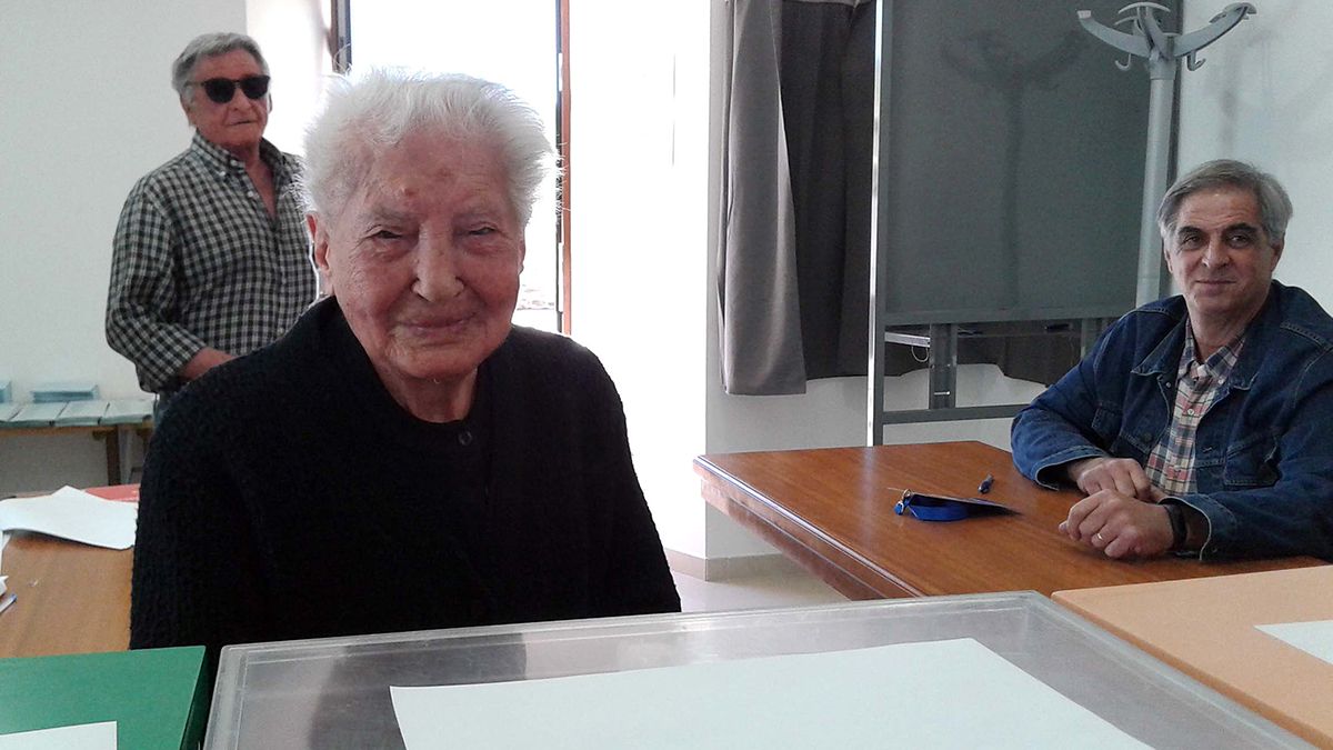 Consuelo Martínez Díez, de 107 años, ejerce su derecho al voto en la mesa electoral instalada en el Ayuntamiento de Soto y Amío. | ICAL