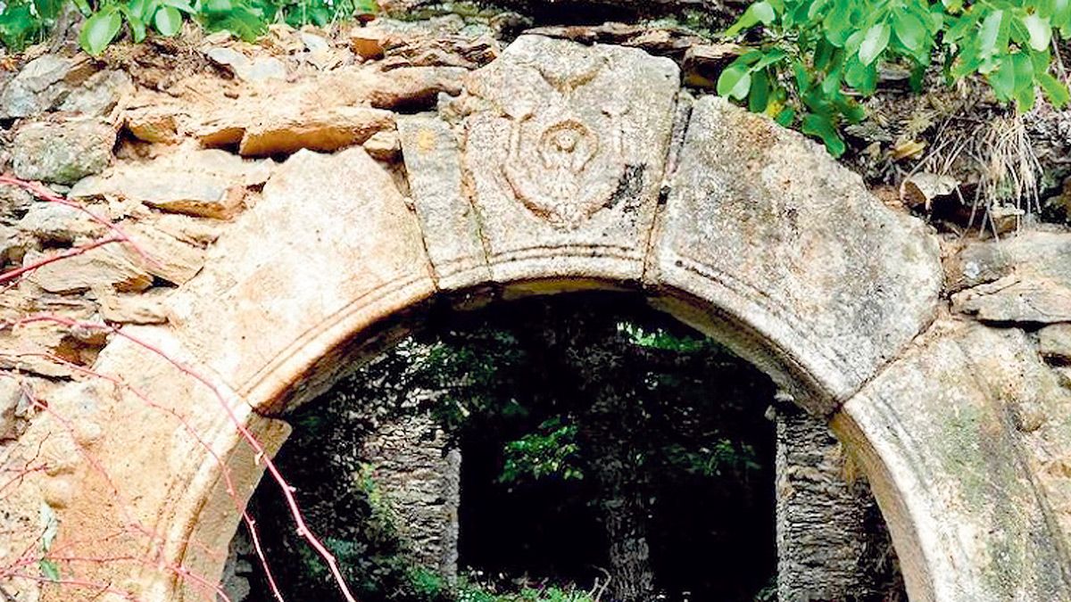 El arco de la iglesia de Robledo de Omaña en el que se encontraban los elementos estudiados por David Gustavo López y que relacionaba con el Grial.