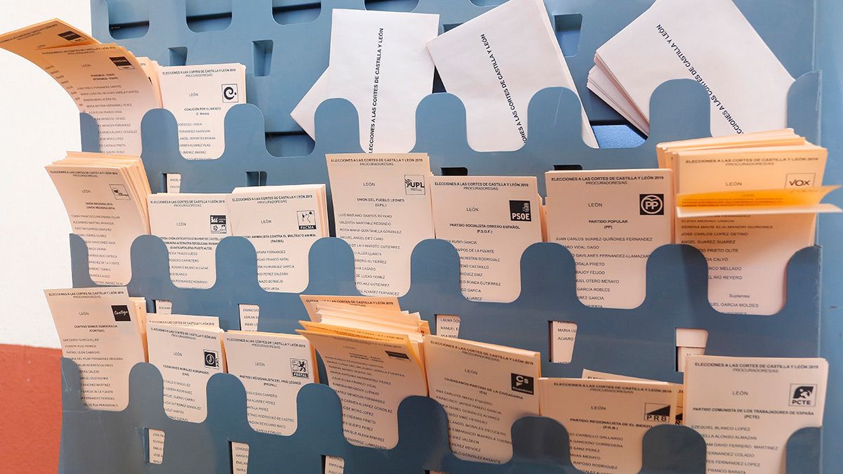 Votación en un colegio electoral de León. | ICAL