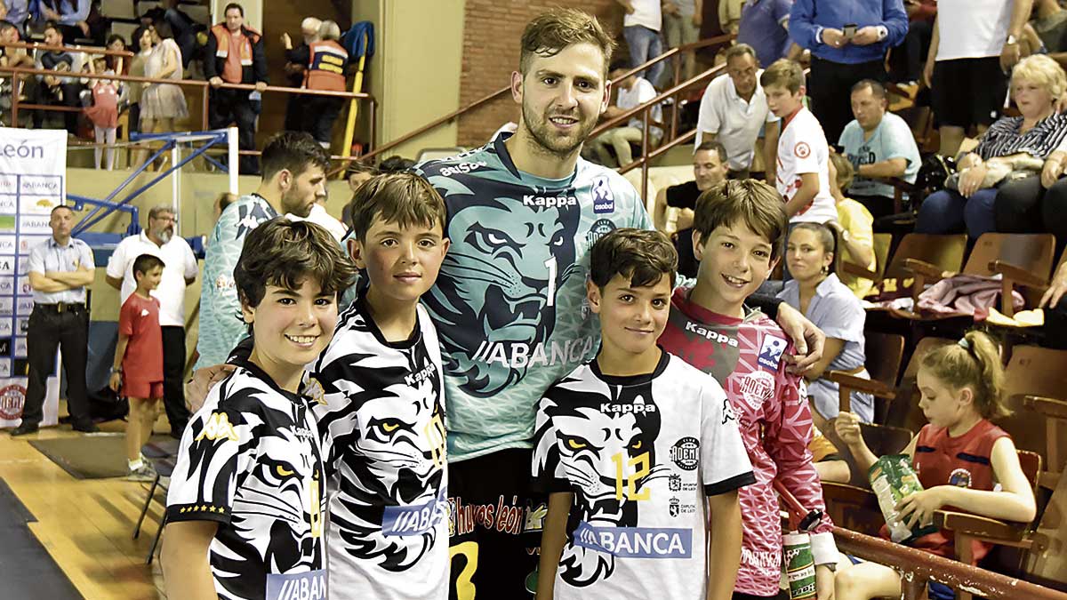 Nacho Biosca, junto a varios jugadores de la cantera. | SAÚL ARÉN