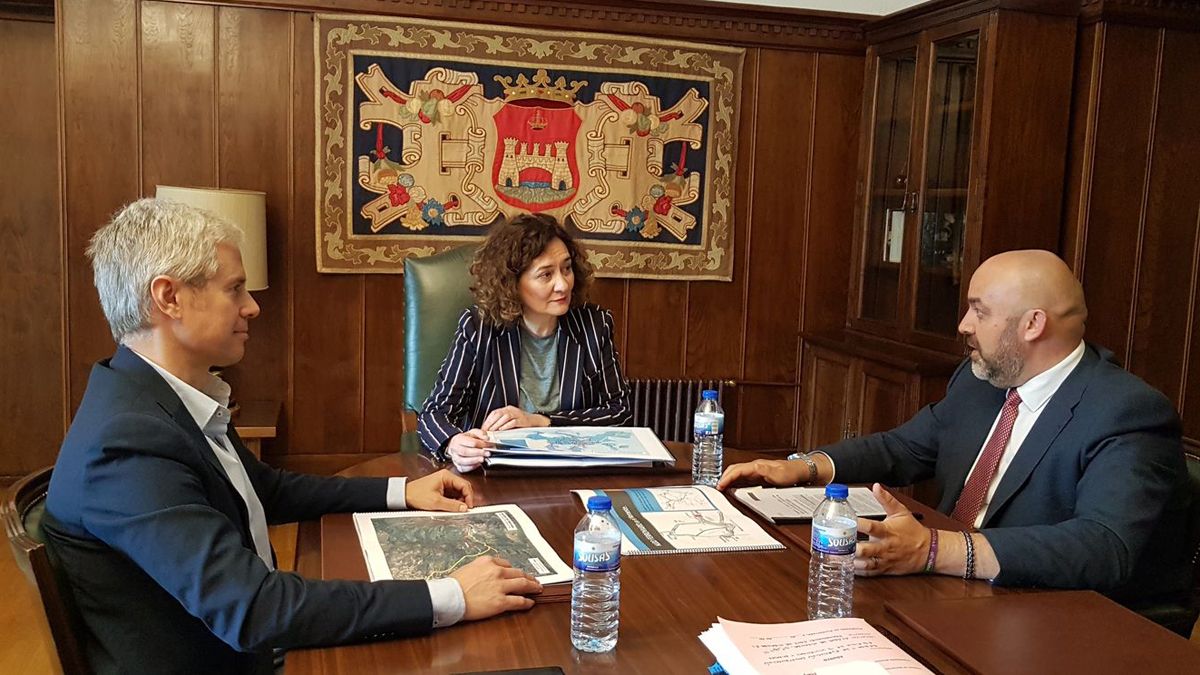 Reunión de la alcaldesa con los representantes de la Cámara de Comercio de Astorga.