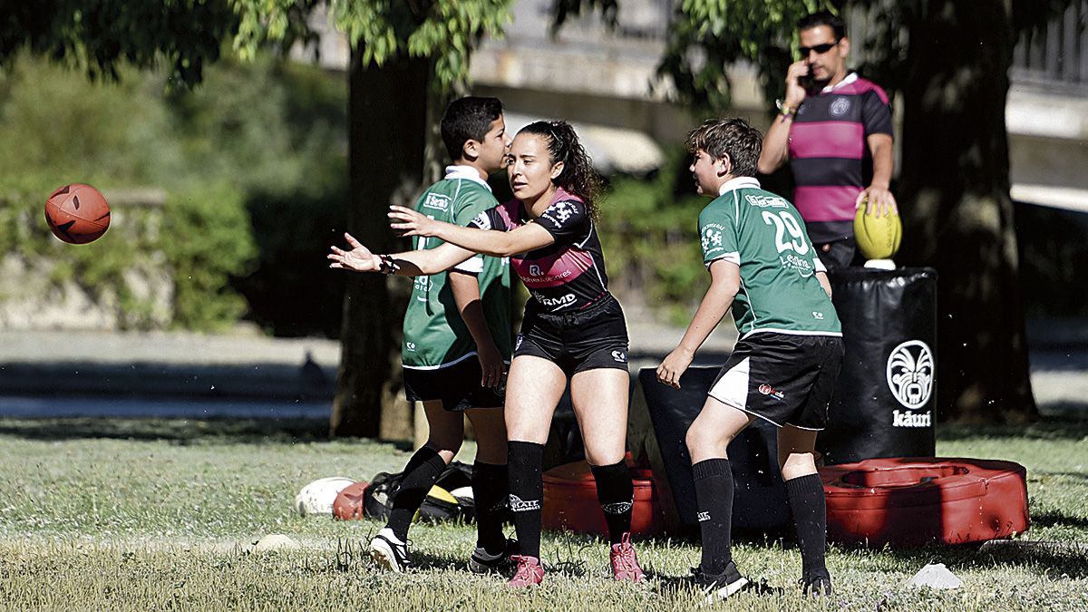 Imagen de uno de los partidos de rugby que se llevó a cabo en el Paseo de Papalaguinda. | SAÚL ARÉN