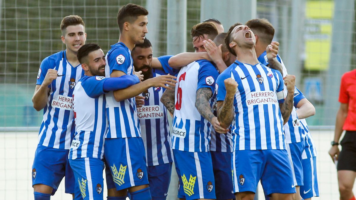 Los jugadores de la Ponferradina celebran el gol con el que se adelantaban en el marcador en el choque de ida frente al Cornellá. | IRINA R.H.