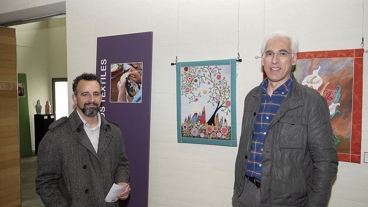 Juan A. Cuenca y Luis Carlón en la exposición que actualmente acoge el Auditorio Ciudad de León. | VICENTE GARCÍA