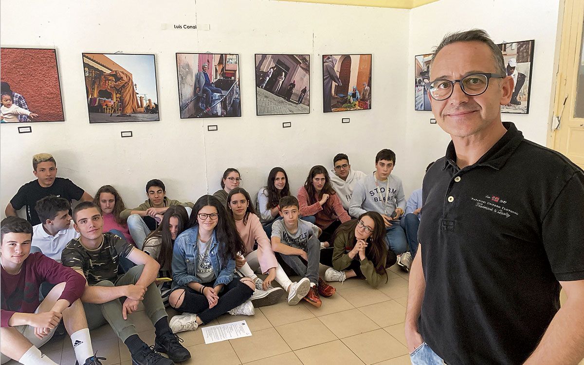 Luis Canal con algunos de los alumnos del Colegio Marista San José.