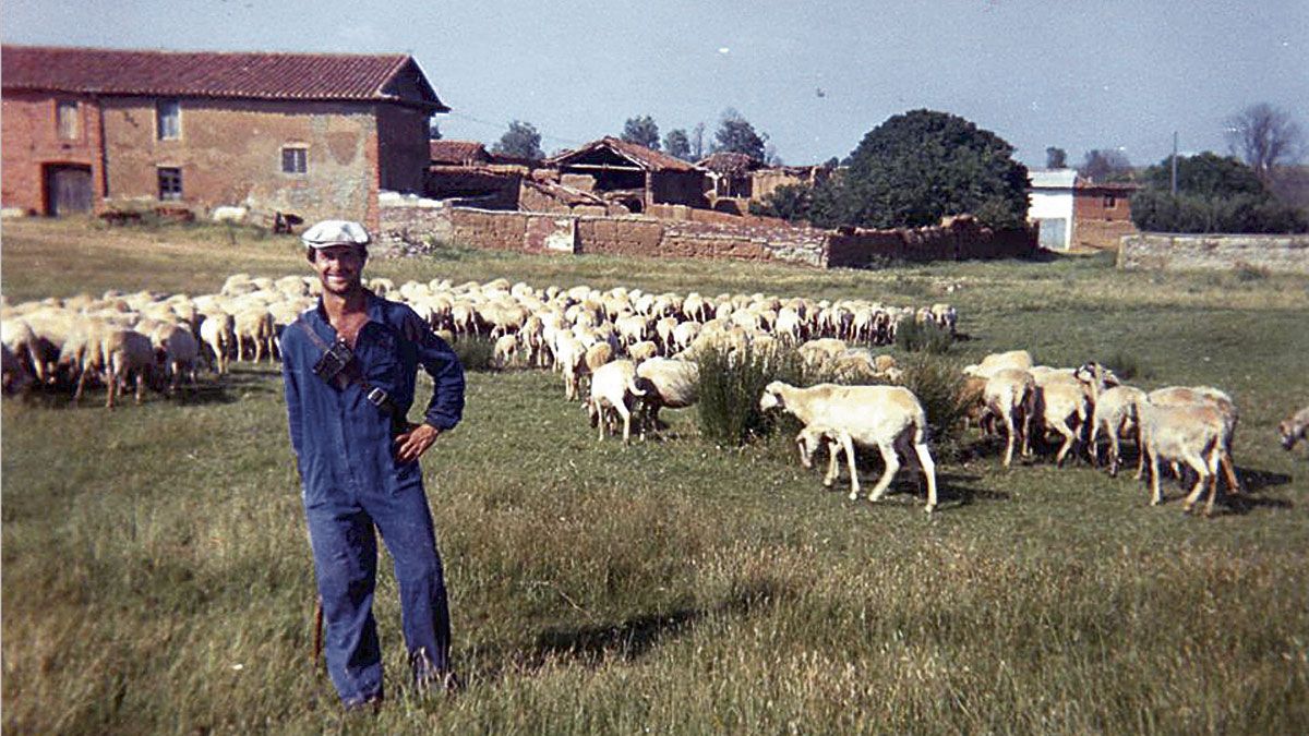 Marcelo Alcalá de Caso es sus faenas habituales con las ovejas en el campo. La poesía es su otra afición, con ella llega hoy a León para presentar su libro.