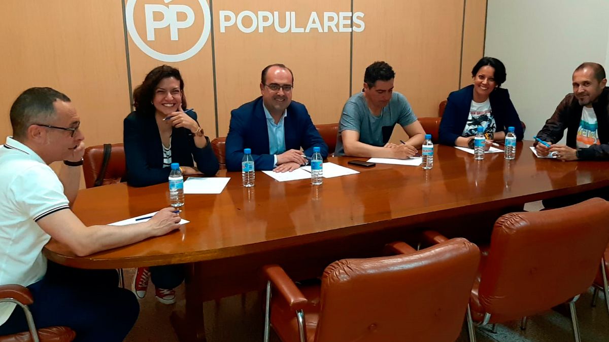 Primera reunión de los futuros ediles populares.