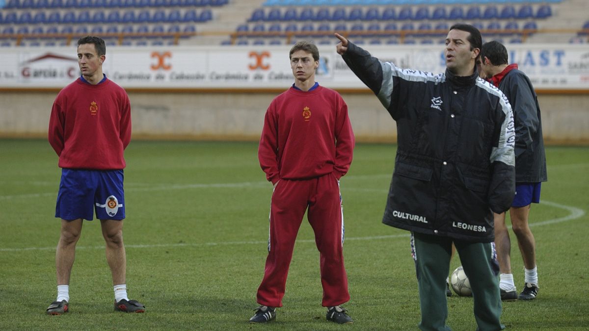 Miguel Ángel Álvarez tomé da instrucciones en un entrenamiento previo a la fase de ascenso que jugó la Cultural en el año 2002. | MAURICIO PEÑA Miguel Ángel Álvarez tomé da instrucciones en un entrenamiento previo a la fase de ascenso que jugó la Cultural en el año 2002. | MAURICIO PEÑA