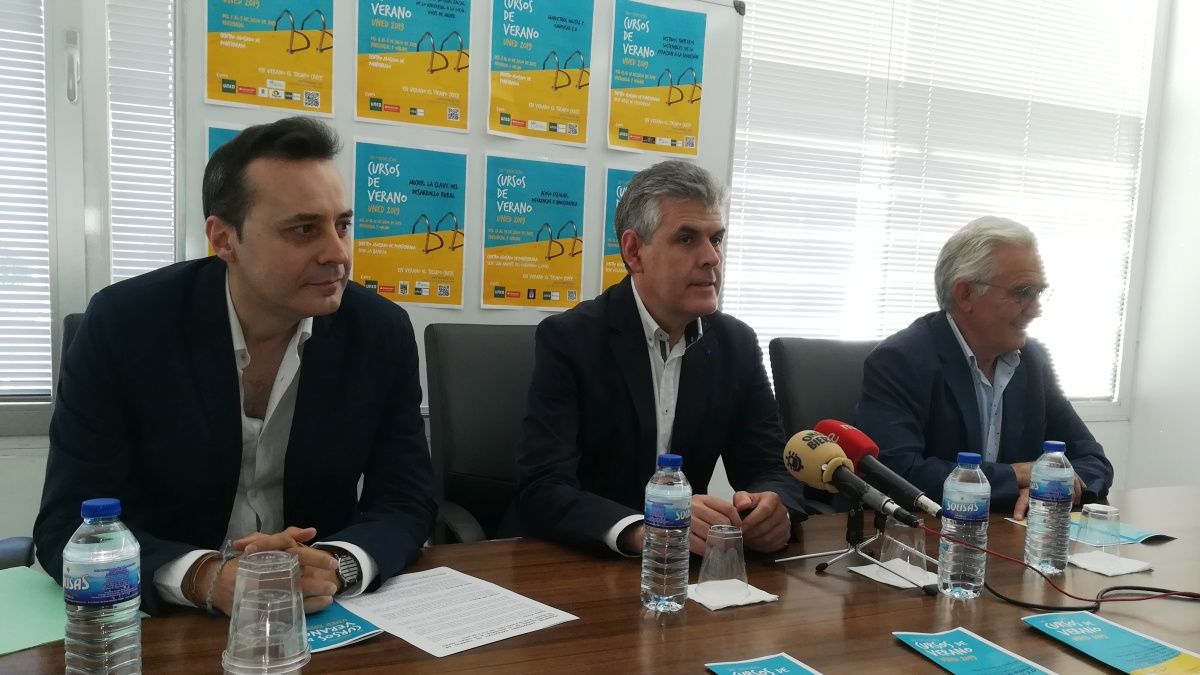 Presentación de los cursos, con  Jorge Vega, en el centro, junto al escritor Carlos Fidalfo y el alcalde de Vega Santiago Rodríguez. | D.M.