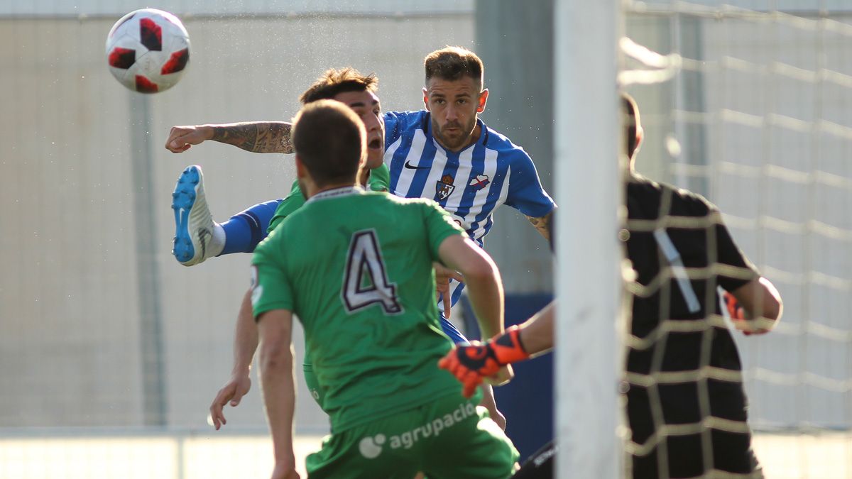 El gol de Óscar Sielva en el partido de ida le da mucha vida a la Ponferradina de cara a su partido de vuelta. | IRINA RH