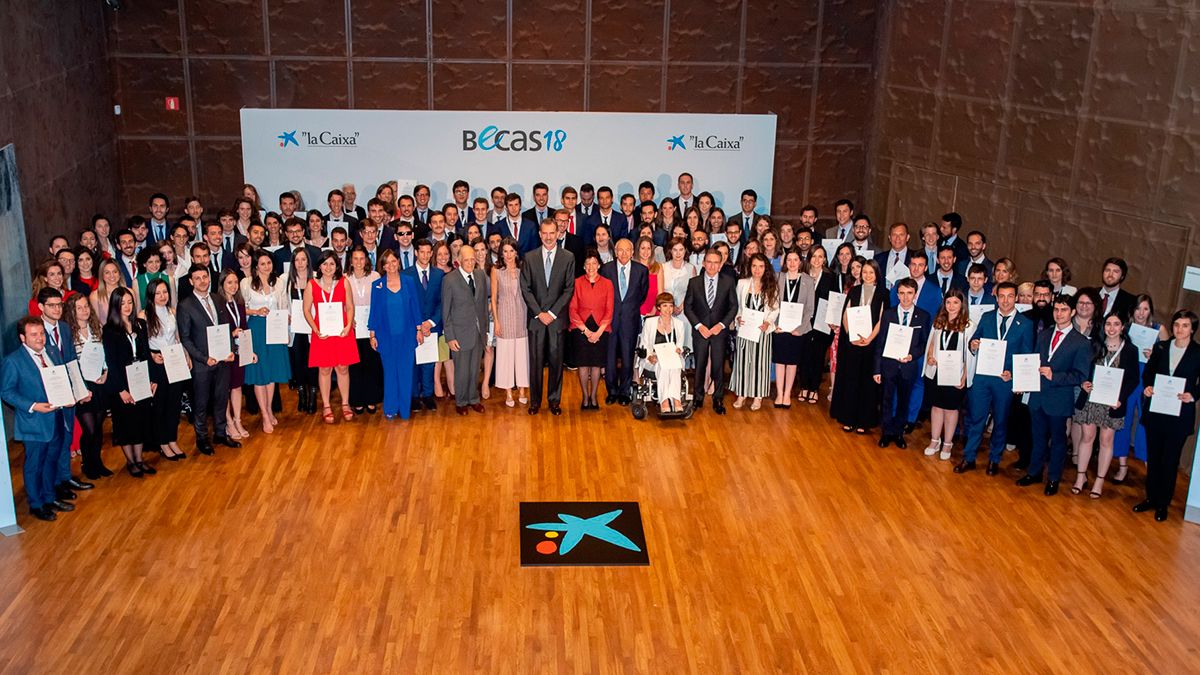 Los premiados por La Caixa, con los Reyes de España. | L.N.C.