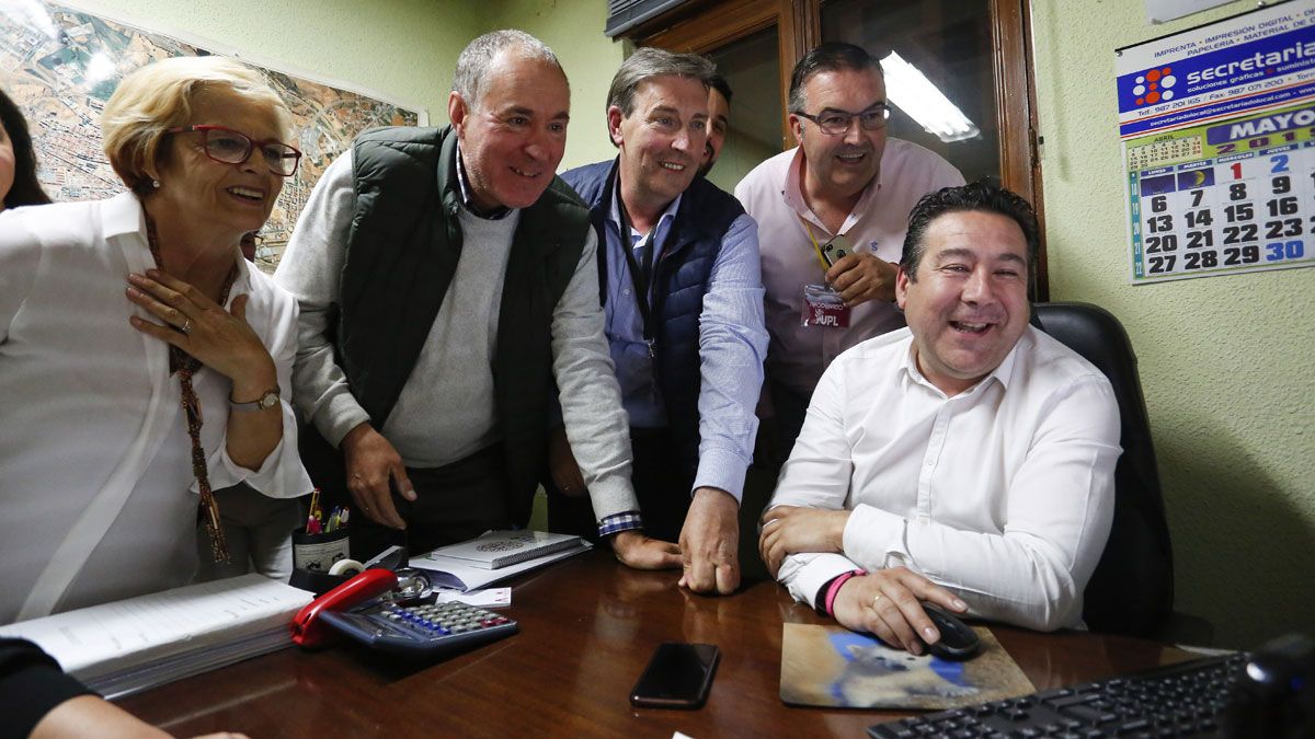 Los candidatos de UPL siguiendo la jornada electoral el pasado domingo en la sede de la capital. | MAURICIO PEÑA Los candidatos de UPL siguiendo la jornada electoral el pasado domingo en la sede de la capital. | MAURICIO PEÑA