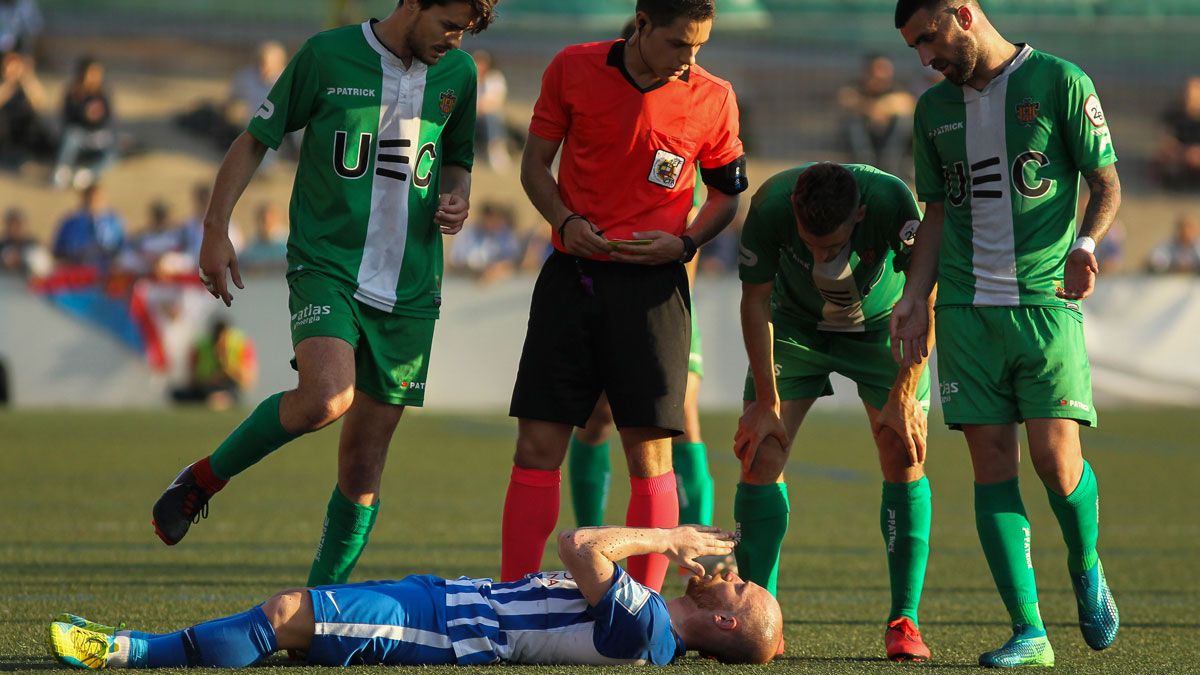 Isi, tendido en el suelo durante el partido de ida en Cornellá. | IRINA RH