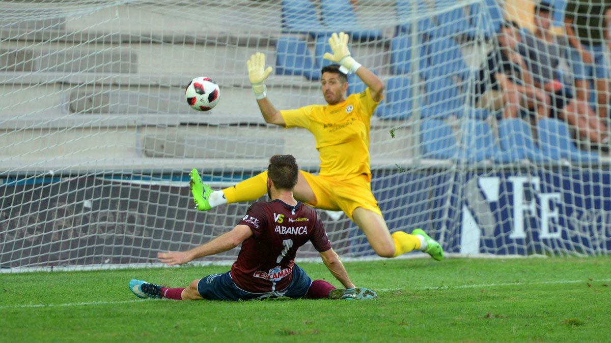 Jorge Palatsí, durante un partido con la Cultural. | GUSTAVO SANTOS (FARO DE VIGO)