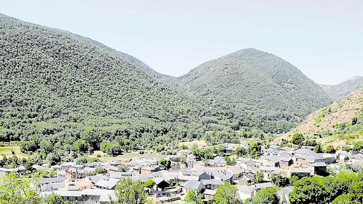 En la imagen, vista de la localidad de Murias de Paredes. | E. NIÑO