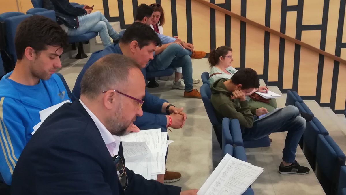 Junio Rodríguez, Gerardo Álvarez Courel y Manuel Alfonso en el recuento oficial en la Junta Electoral de Ponferrada.| D.M.