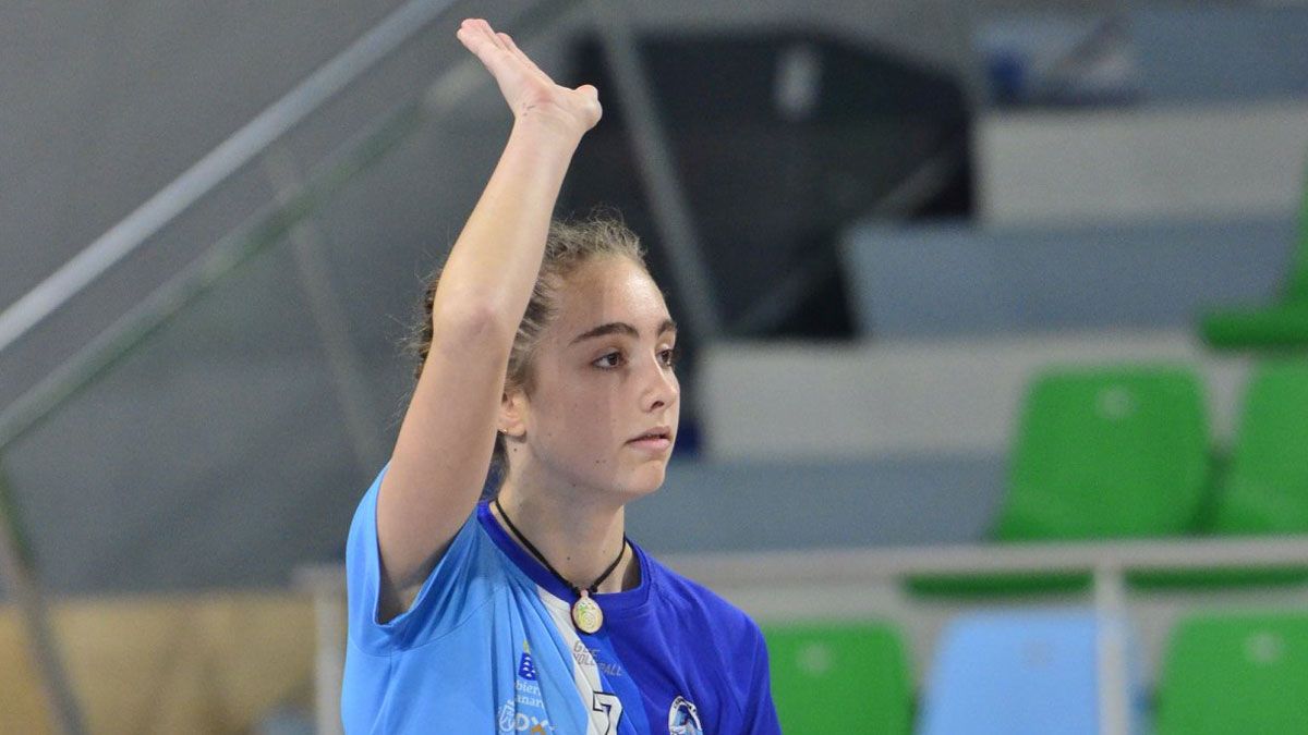 Alejandra Pérez se dispone a realizar un saque durante un partido con su club. Alejandra Pérez se dispone a realizar un saque durante un partido con su club.