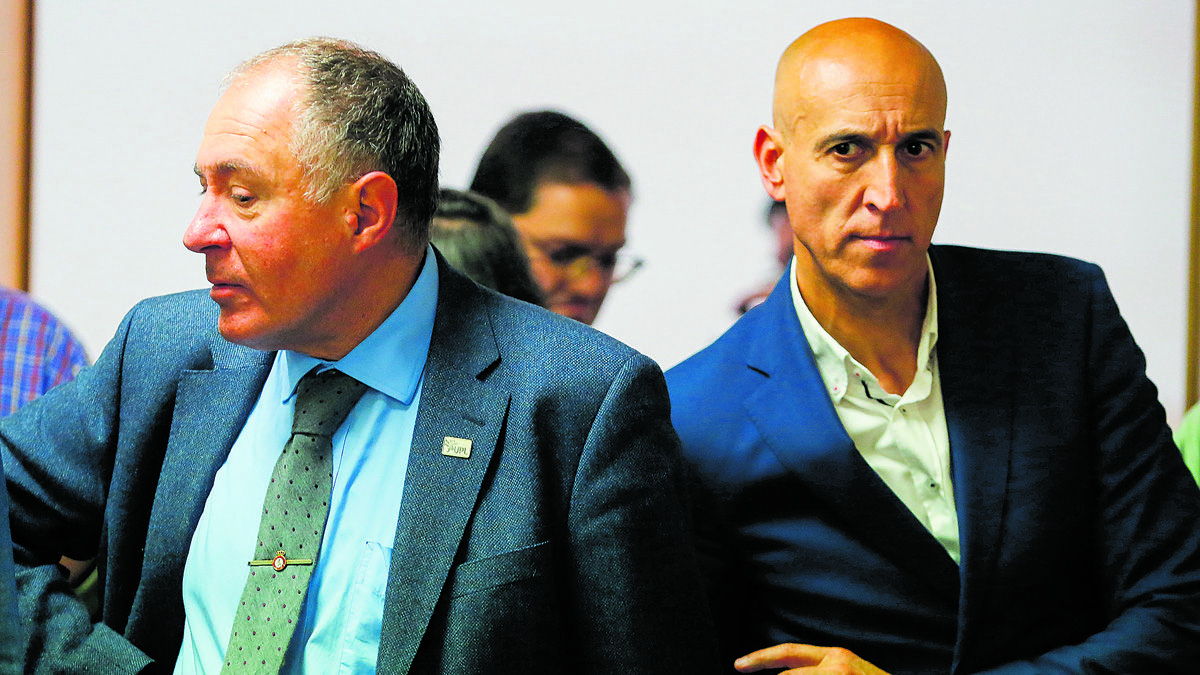 Los candidatos de UPL y PSOE a la Alcaldía de León, Eduardo López Sendino y José Antonio Diez. | CARLOS S. CAMPILLO (ICAL) Los candidatos de UPL y PSOE a la Alcaldía de León, Eduardo López Sendino y José Antonio Diez. | CARLOS S. CAMPILLO (ICAL)