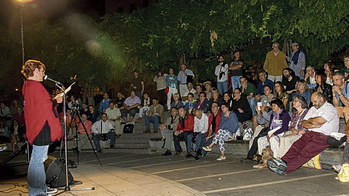 La estampa habitual de cada último viernes de mes, desde hace seis años. | VICENTE GARCÍA