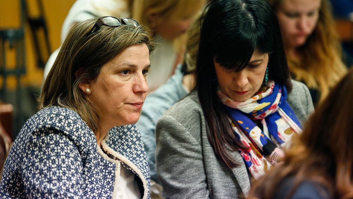 Las dos candidatas de Vox en el recuento de este miércoles. Ambas se han quedado fuera del Ayuntamiento. | ICAL Las dos candidatas de Vox en el recuento de este miércoles. Ambas se han quedado fuera del Ayuntamiento. | ICAL