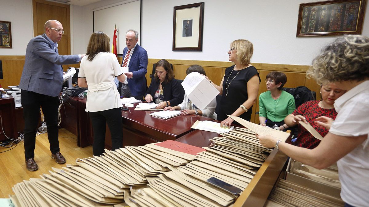 Un instante del escrutinio por parte de los responsables de la Junta Electoral de Zona de León. | ICAL