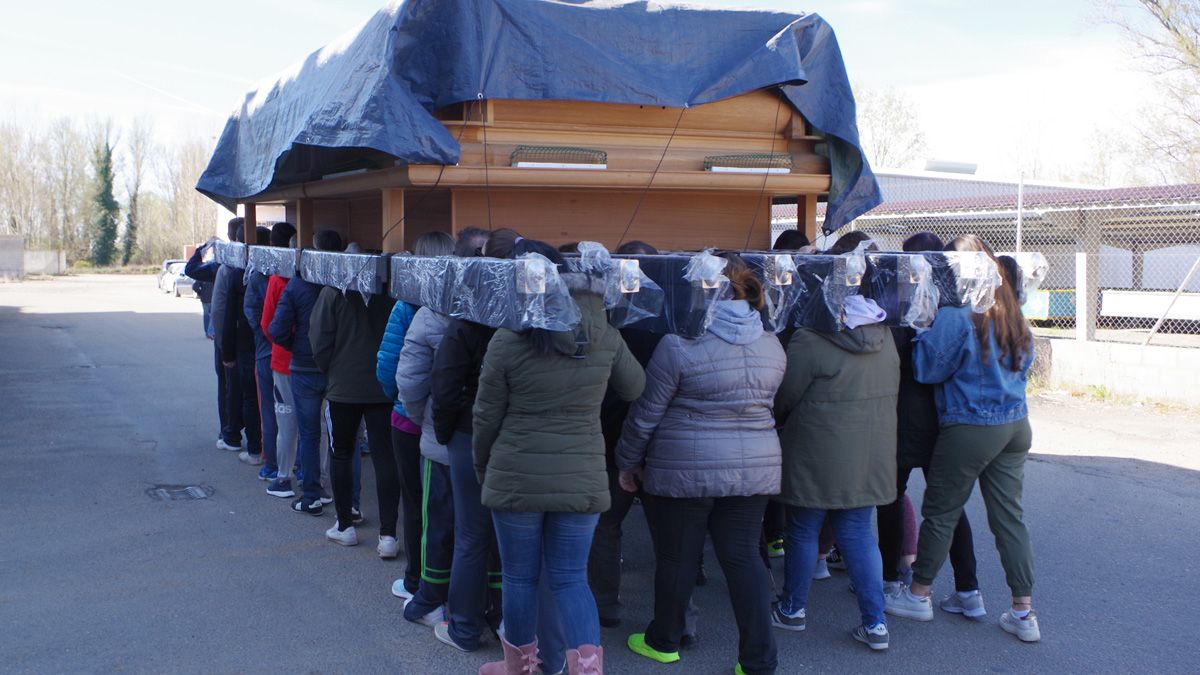 Los braceros del Cautivo, de Jesús Sacramentado, durante un ensayo en la pasada Cuaresma. | L.N.C.