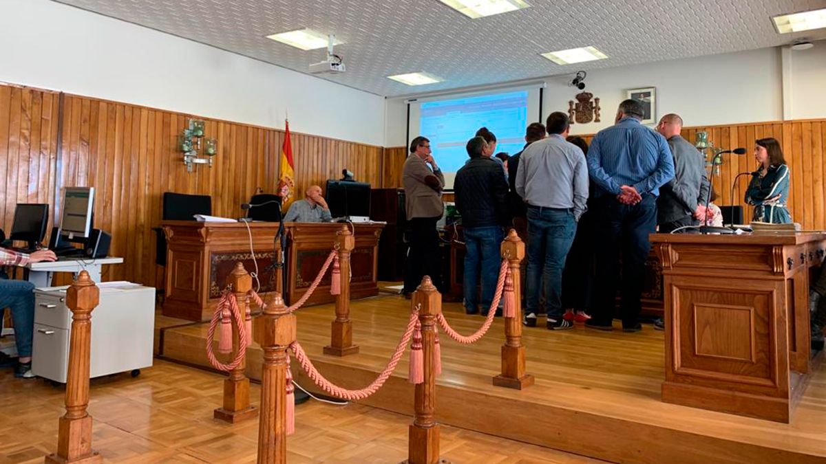 Imagen del recuento de votos celebrado el pasado miércoles en Astorga. | P.F.