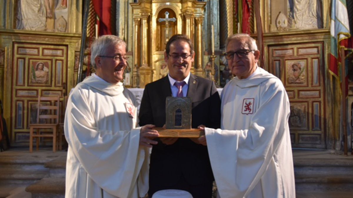 El alcalde de Mansilla Mayor, José Alberto Martínez Llorente, entregando el premio Sandoval 2019 a Normer García Rodríguez y Victor Ferrero León, en representación de la Coral del Cister de Sandoval. | TELES SUÁREZ