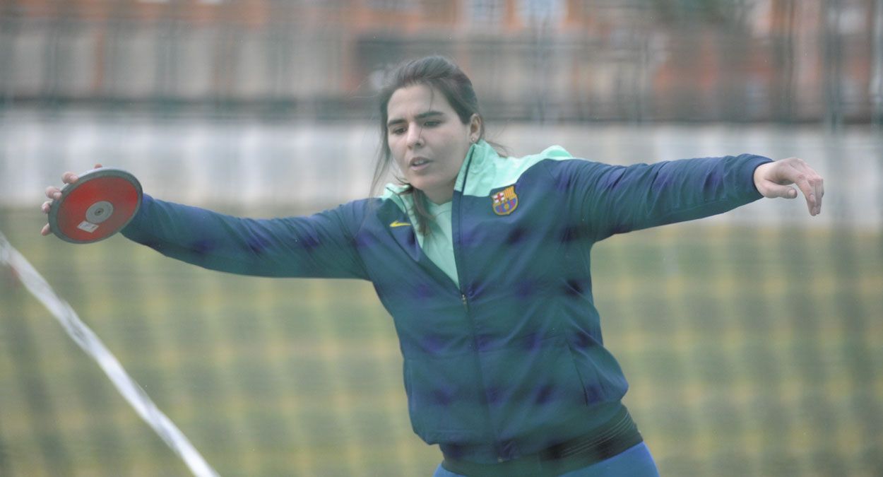 La lanzadora berciana Sabina Asenjo se dispone a realizar un entrenamiento en el Ceard. | DANIEL MARTÍN
