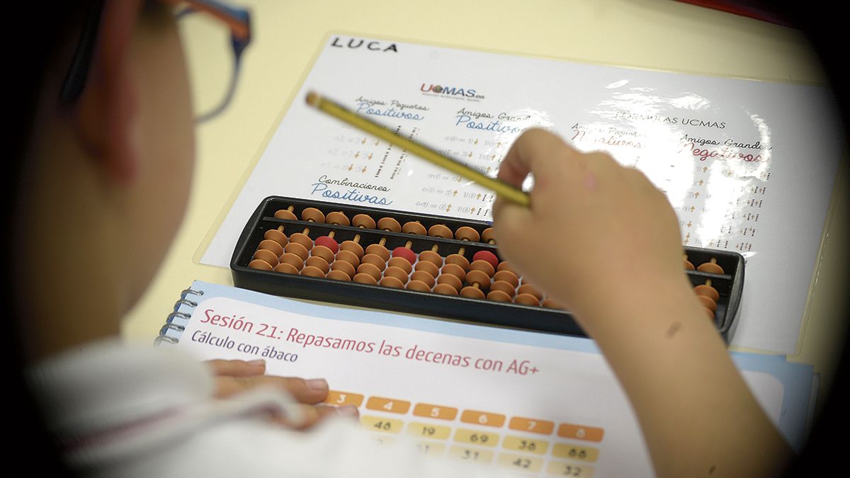 Los niños y niñas alcanzan altos niveles de concentración mientras realizan las operaciones matemáticas con el ábaco japonés. | MAURICIO PEÑA