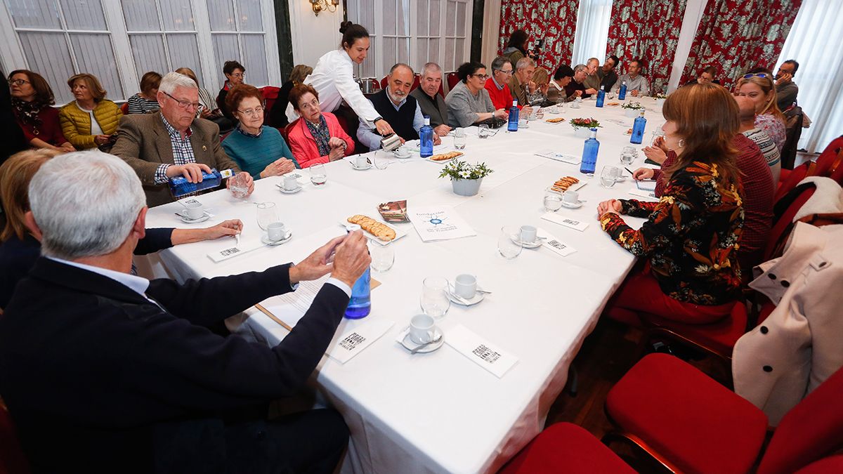 El primer Café Alzhéimer, que reunió a personas con esta dolencia y a periodistas de León. | ICAL