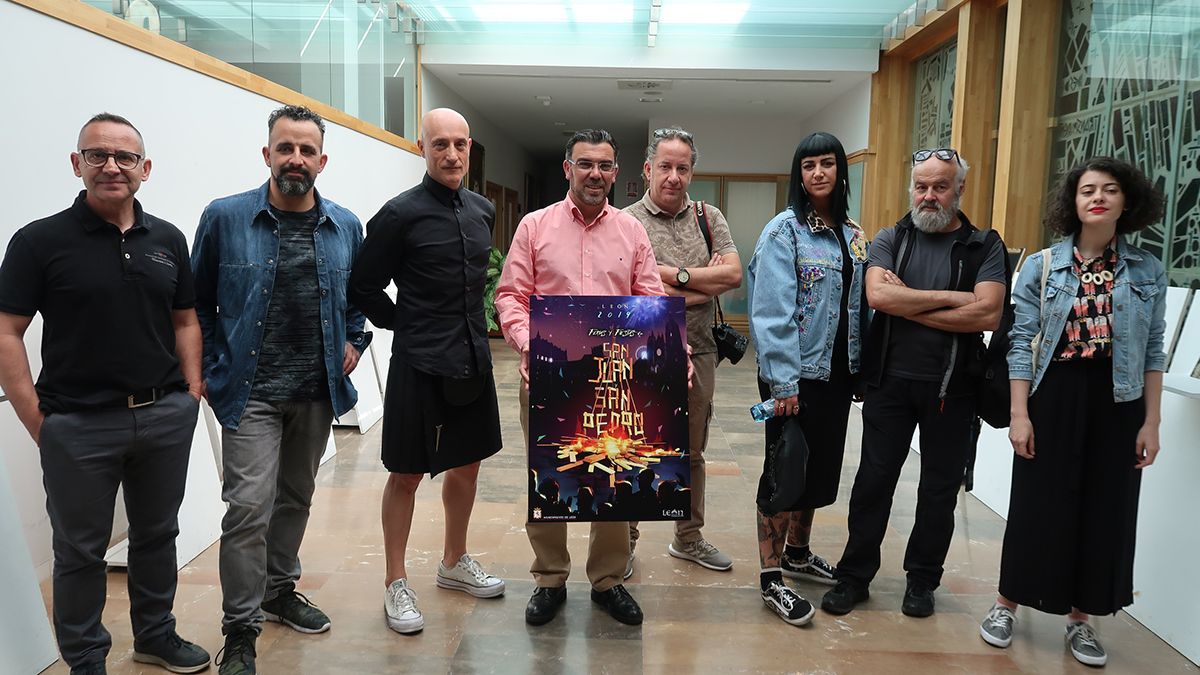 Miembros del jurado que han elegido el cartel ganador de las fiestas de San Juan y San Pedro 2019. | LNC
