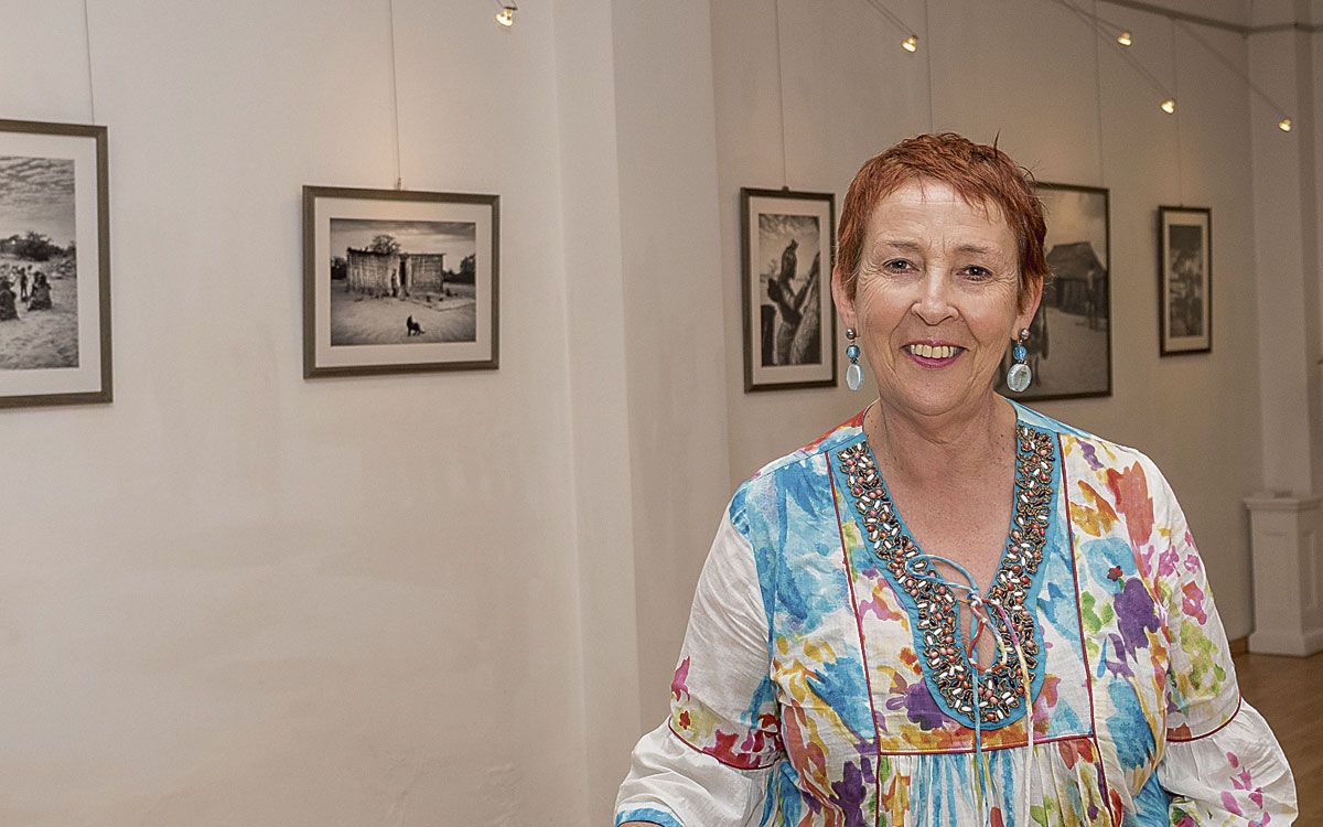 La fotógrafa Leny Pellitero en la galería de arte Cinabrio, donde actualmente expone sus obras. | VICENTE GARCÍA