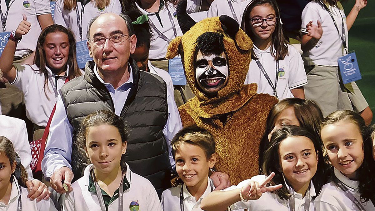 El presidente de Iberdrola, Ignacio Galán, junto a escolares en Madrid. | L.N.C.