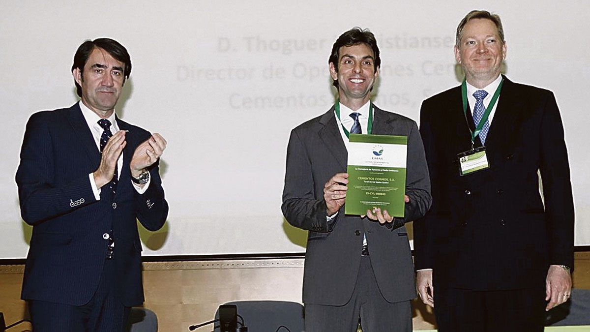 Entrega del reconocimiento ambiental a Cosmos.