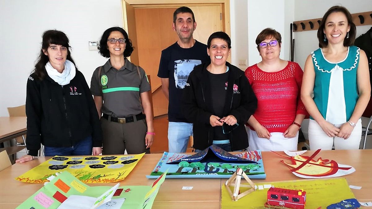 Miembros del jurado examinando algunos de los trabajos premiados. | L.N.C.