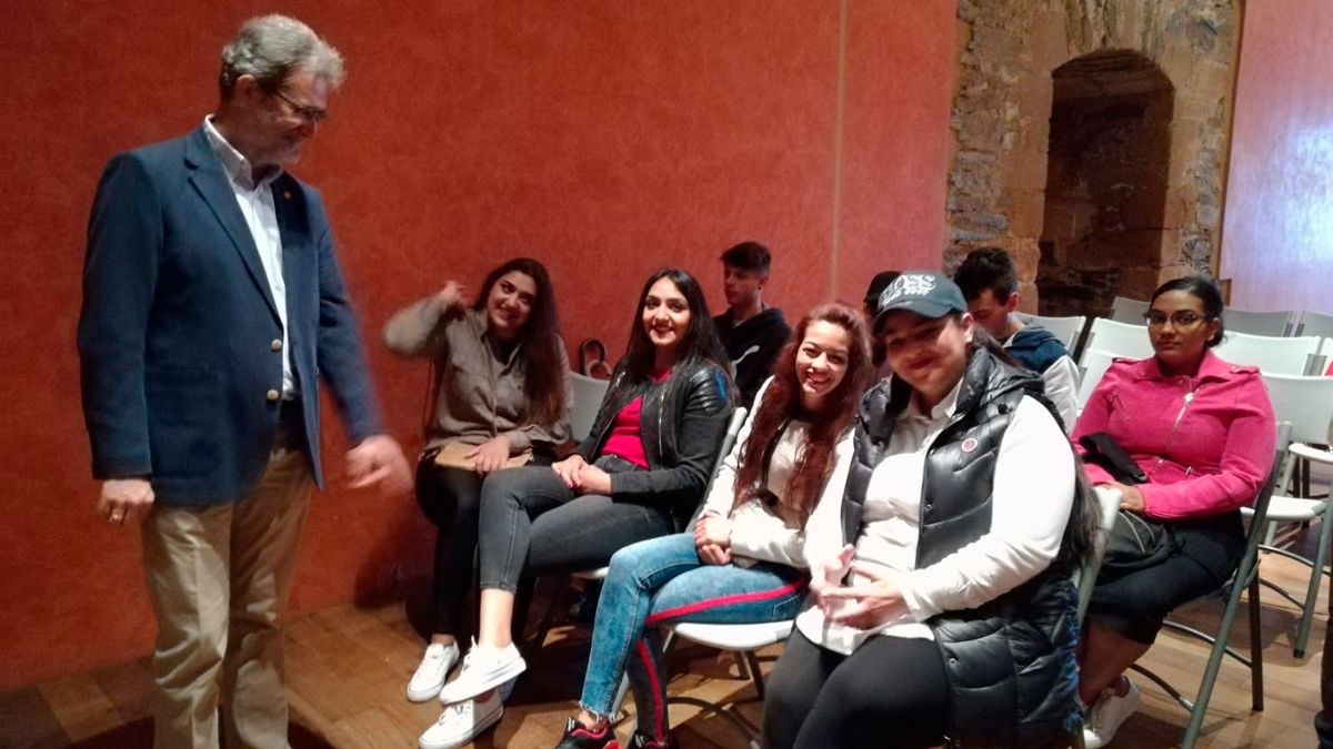 Barquero con algunos de los alumnos que recibieron su diploma del curso. | M.I. Barquero con algunos de los alumnos que recibieron su diploma del curso. | M.I.