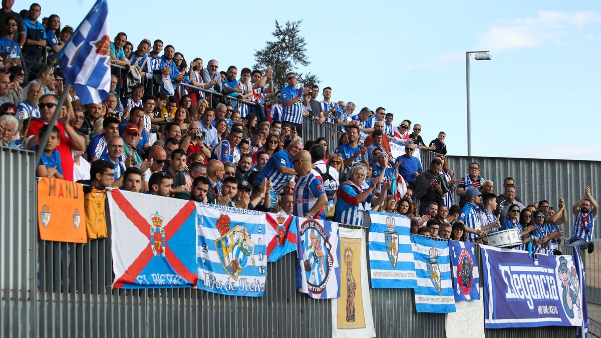 La afición de la Deportiva, durante el partido de ida ante el Cornellà. | IRINA R.H.