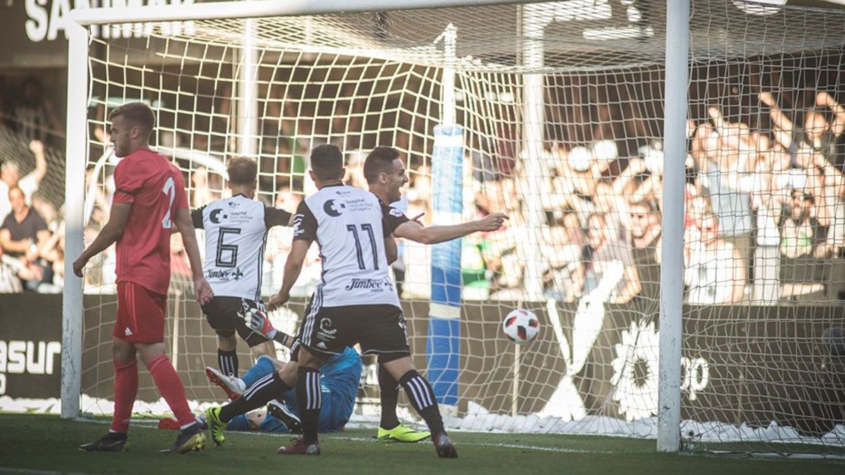 Imagen de uno de los goles del Cartagena ante el Castilla. | F.C. CARTAGENA