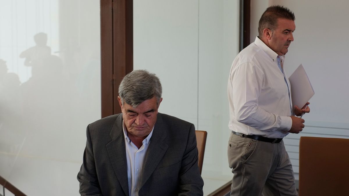 Ismael Lorenzana, junto a Roberto Aller, en un pleno del pasado mandato. | DANIEL MARTÍN