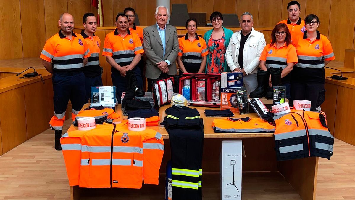 García, Cabañas y Cuenco, con los voluntarios de Protección Civil. | L.N.C.